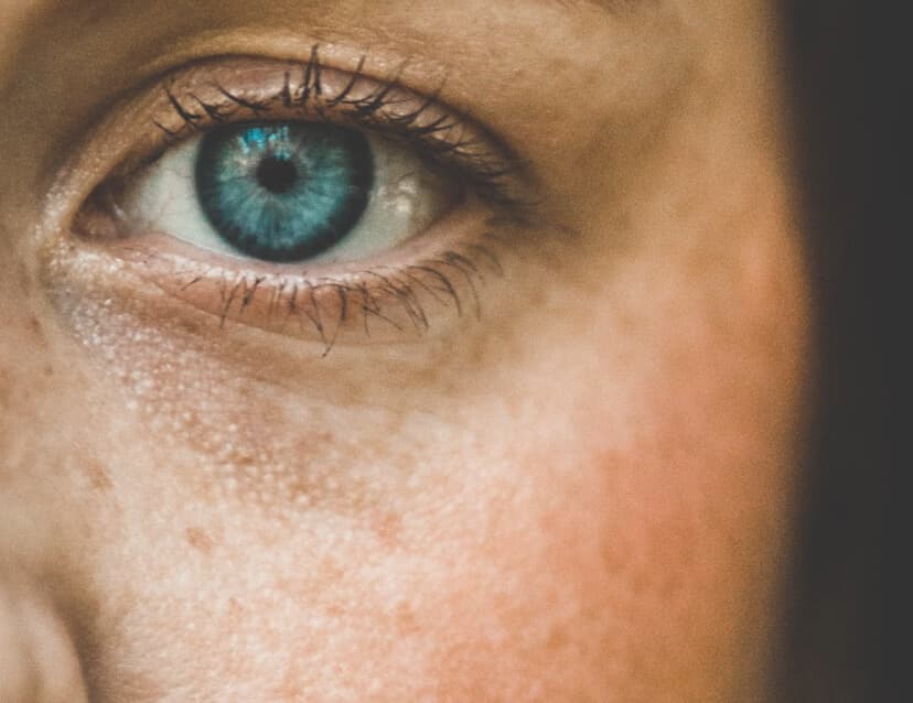gros plan sur un visage d'une femme