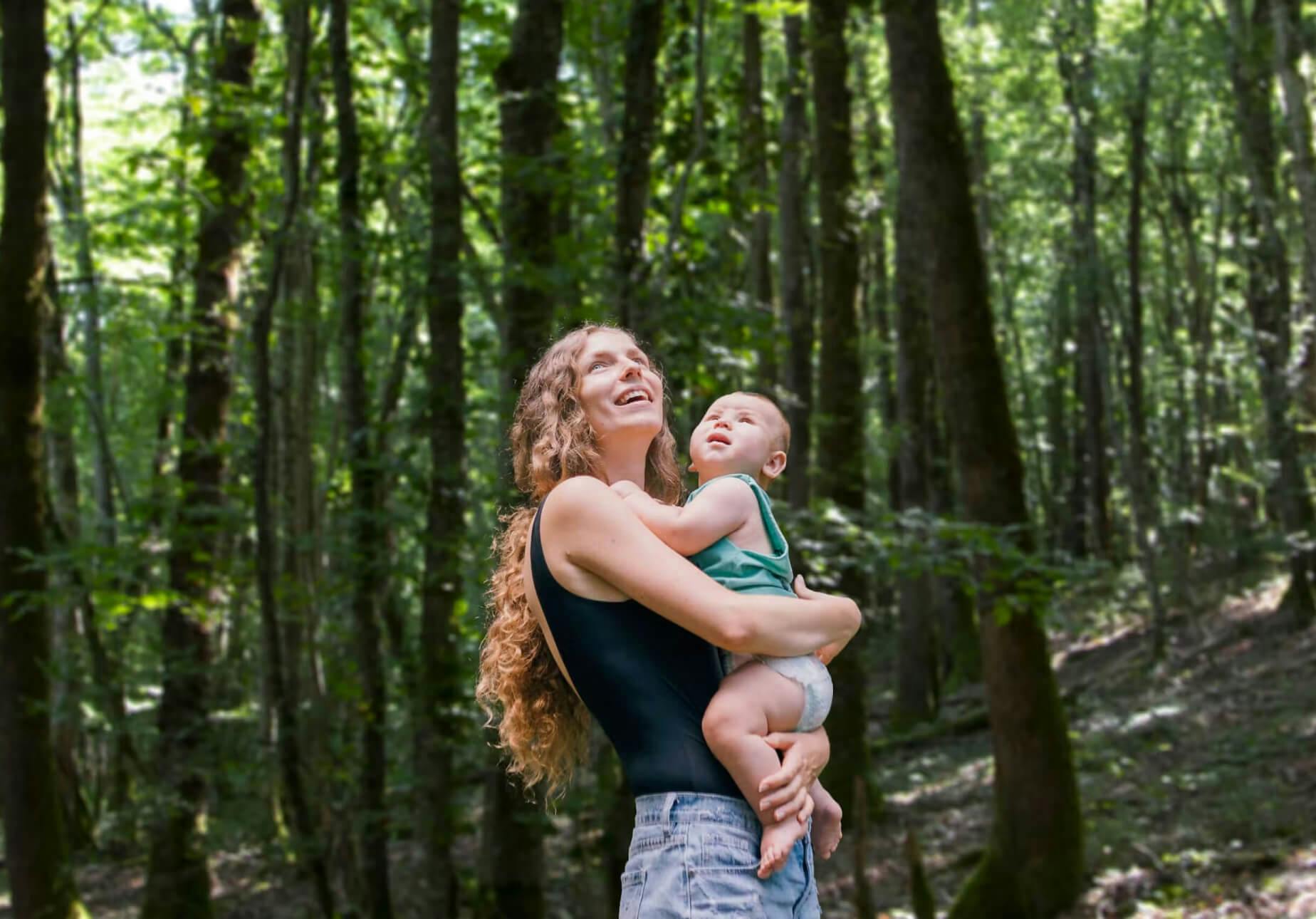 femme avec son enfant dans la forêt